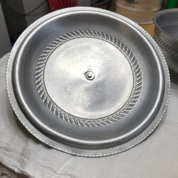 Vintage Buenilum covered bowl.  Excellent condition. - Picture 4 of 6